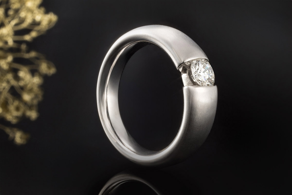 Spannring mit 1 Diamant Halbkaräter 0,50 Carat in Weißgold 585 gebürstet 