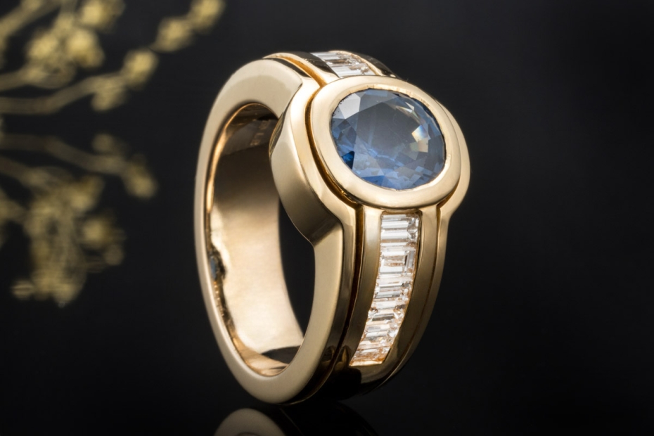 Saphir Ring mit Baguette Diamanten massiv gefertigt in 750er Gelbgold 