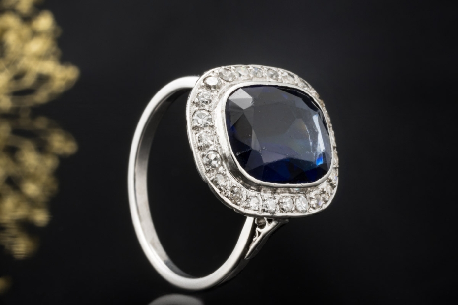 Antiker Saphir Ring mit Diamantkranz im Cushion Design in 750er Weißgold 
