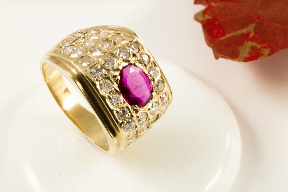 Rubin Ring Handarbeit mit Diamanten in 750er Gelbgold 