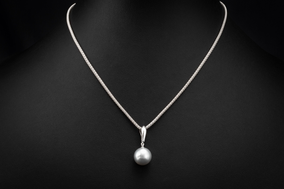 Südsee Perlencollier mit anschmiegsamer Seidenkordel in 750er Weißgold 