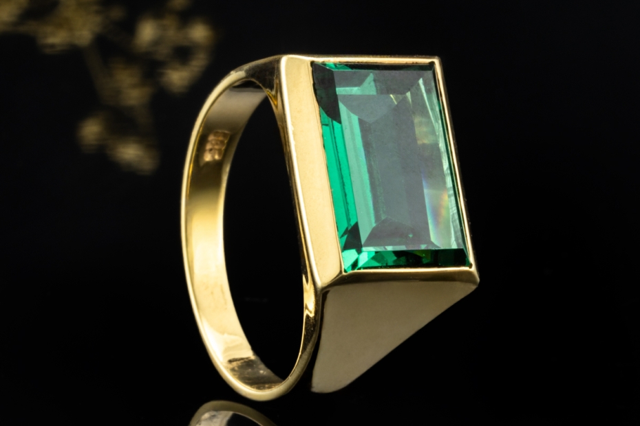 Ring mit natürlichem Spinell Treppenschliff rechteckig in 585er Gelbgold 