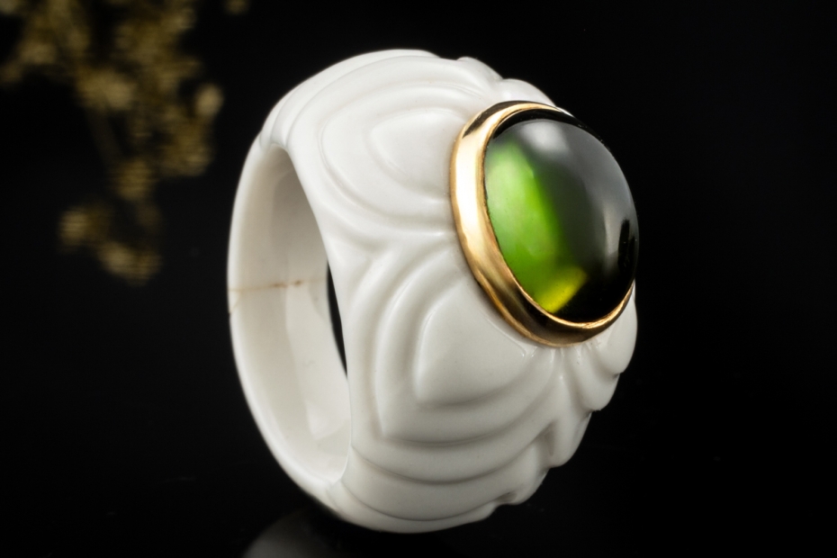 BVLGARI Ring Chandra mit grünem Turmalin Gelbgold 750 und weiße Keramik 