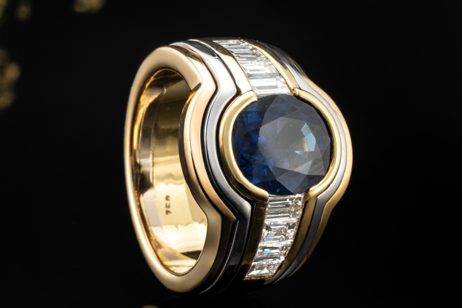 Ring mit Saphir und Diamanten im Baguetteschliff in 750er Gold Tricolor 