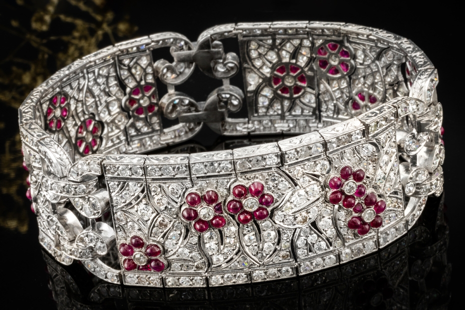 Antikes breites Armband mit Rubin Blumen und Diamanten in 950er Platin 