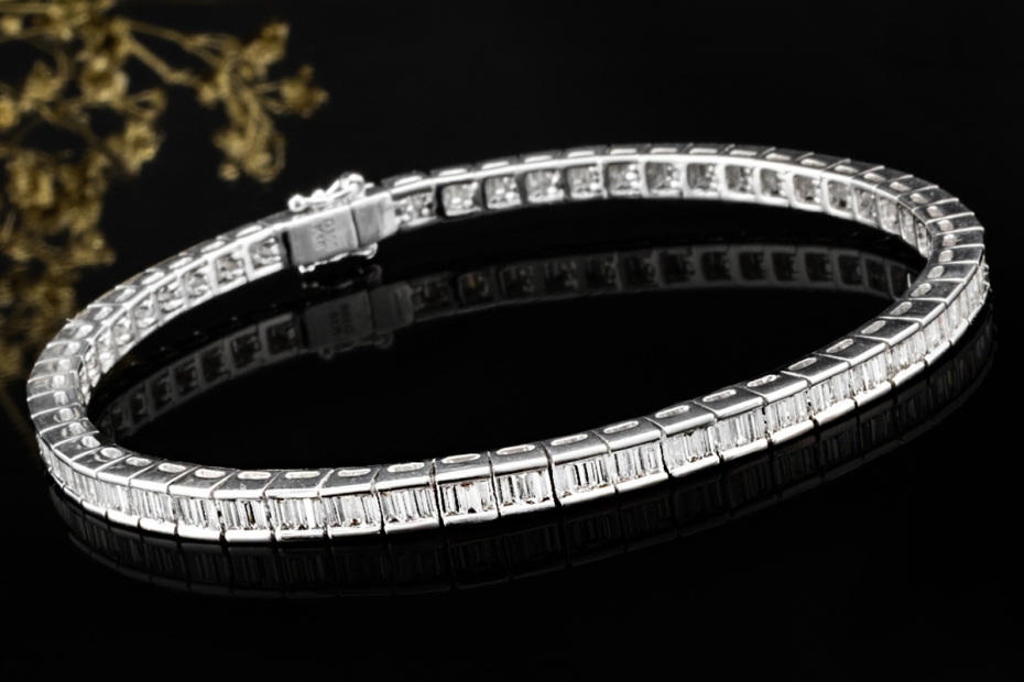 Luxuriöses Tennisarmband mit Baguetteschliff Diamanten in 750er Weißgold 