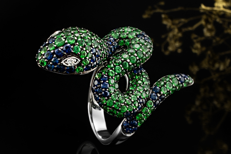 Ring Motiv Schlange mit Saphir Tsavorit und Diamant Augen 750er Weißgold 