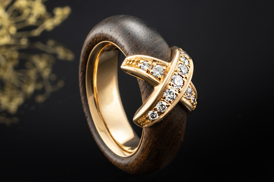 Leo Wittwer Ring Kreuz X Holzarbeit mit Diamanten in 750er Roségold 