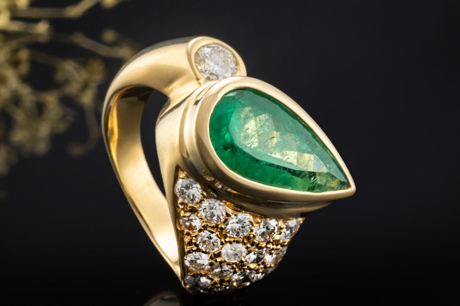 Ring mit Smaragd Tropfen und Diamanten spitz zulaufend in 750er Gelbgold 