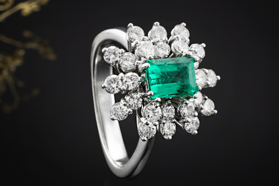 Klassischer Smaragd Cluster Ring mit Diamanten 750er Weißgold 18 Karat 