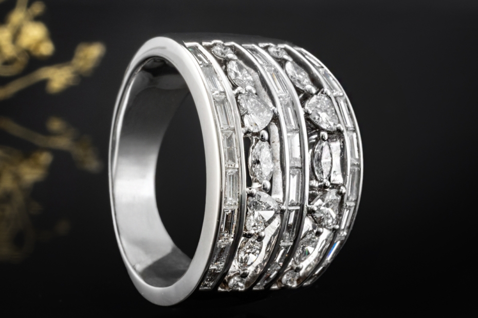 Breiter Herz Bandring mit Diamanten durchbrochen in 950er Platin Arbeit 