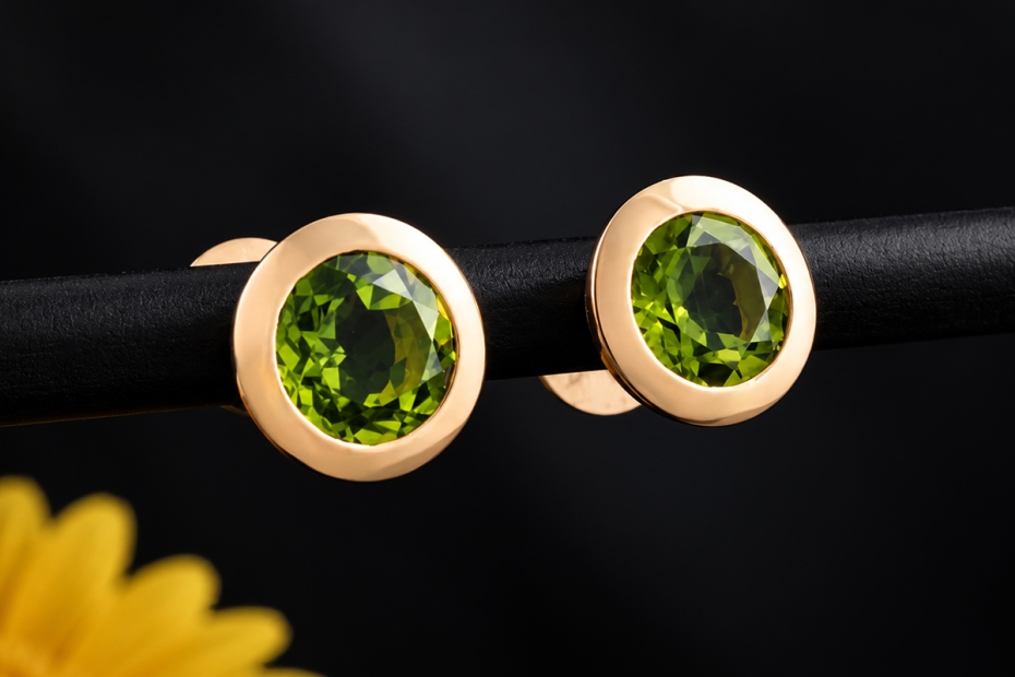 Runde Ohrstecker mit facettiertem Peridot in 750er Roségold Handarbeit 