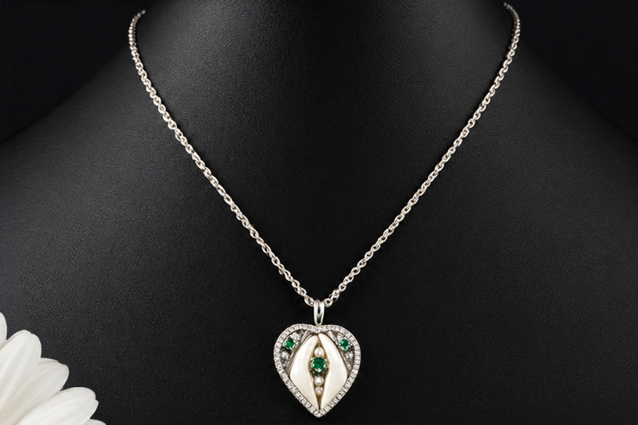 Traditionelles Jagdschmuck Collier Hollfelder Fuchszahnherz in Weißgold 