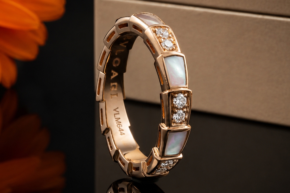 BVLGARI Serpenti Viper Ring mit Perlmutt und Diamanten in 750er Roségold 