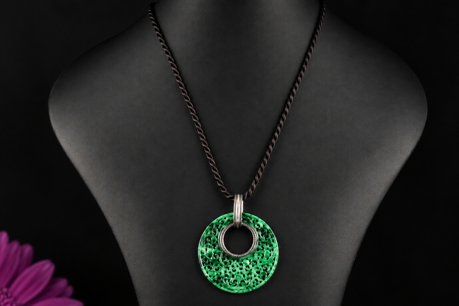 Hollfelder Collier Geschnitztes Jade Ornament mit Diamanten Weißgold 750 