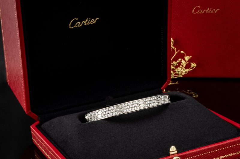 Cartier Love Armreif Klassisch Diamanten Ausgefasst in Weißgold Full Set 