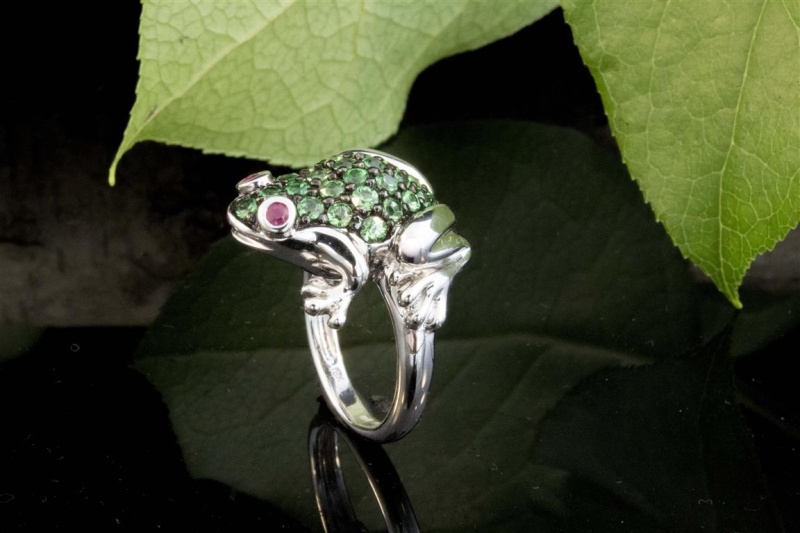 Tier Motiv Ring Frosch in 750er Weißgold mit Tsavorite und Rubin 