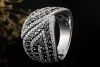 Eleganter Weißgold Ring mit Diamanten Schwarz und Weiß im Wellendesign 