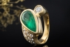 Ring mit Smaragd Tropfen und Diamanten spitz zulaufend in 750er Gelbgold 