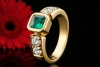 Klassischer Ring mit farbintensivem Smaragd und Diamanten in 750er Gold 