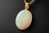 Großer ovaler Anhänger Leuchtender Opal Roségold 750 Goldschmiedearbeit 