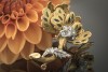 Goldschmiedearbeit Brosche Florales Design Emaile Brillanten in Gold 