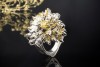 Cocktail Ring mit Diamanten Gelb Weiß Exkl. Handarbeit in 750er Weißgold 