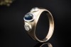 Klassischer Ring mit Saphir Cabochon und Diamanten Roségold mit Weißgold 