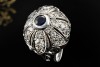 Antiker Cocktail Ring mit Saphir und Diamanten in feiner Weißgold Arbeit 