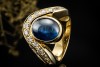 Imposanter Ring mit Cabochon Saphir formschön mit Diamanten Gelbgold 750 