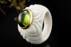 BVLGARI Ring Chandra mit grünem Turmalin Gelbgold 750 und weiße Keramik 