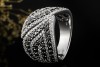 Eleganter Weißgold Ring mit Diamanten Schwarz und Weiß im Wellendesign 