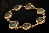 Antikes Armband mit ominösem Gestein Goldschmiedearbeit in 750er Gelbgold 
