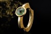 Niessing Solitär Ring mit grünem Stein Kratzmattes Design in Gelbgold 