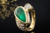 Ring mit Smaragd Tropfen und Diamanten spitz zulaufend in 750er Gelbgold 