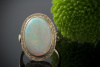 Schimmernder Ring mit großem Opal in 585er Gelbgold 