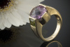 Facettierter Amethyst in verspieltem 375er Gelbgold Ring mit Peridot 