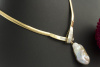 Collier Riesige Drachenperle an invisible setting Diamanten in 750er Gelbgold 