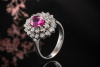 Leuchtender Ring Fancy Saphir Kräftiges Pink mit Diamanten in Weißgold 