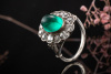 Antiker Ring Vintage Smaragd Cabochon und Altschliff Diamanten Weißgold 