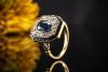 Art Deco Ring mit blauen Saphiren und Brillanten in Gelbgold 750 Arbeit 