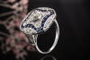 Imposanter Art Deco Ring mit Diamanten und blauem Saphir in 950er Platin 