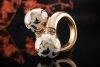 Leo Wittwer Ring mit Emaille Diamant Kugeln Creme Weiß in 750er Rosegold 