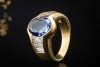 Ring mit ovalem Saphir und Baguette Diamanten Handarbeit in Gelbgold 750 
