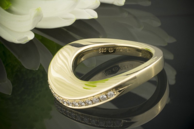Hoher Ring mit schwungvollem Design in 585er Gelbgold mit Diamanten 