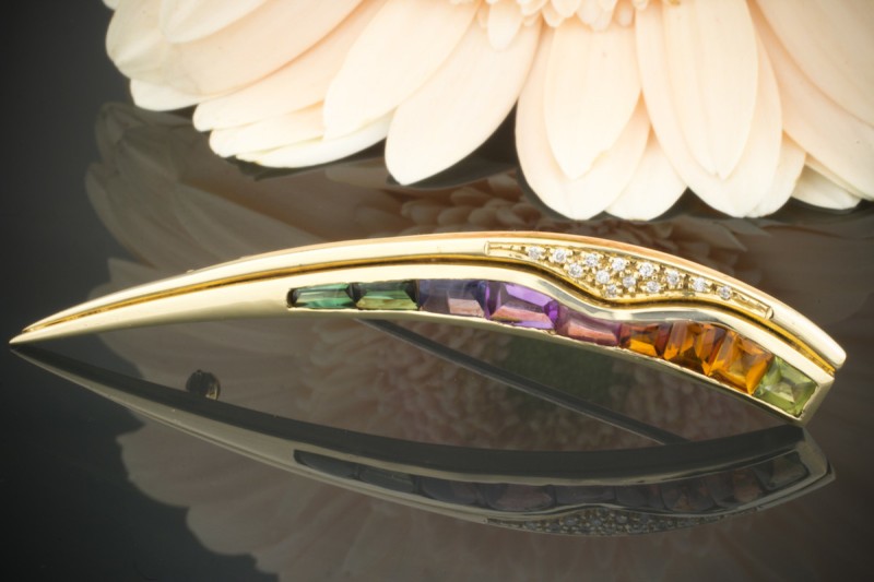 Lange Brosche Nadel mit Farbedelsteinen und Diamanten in 750er Gelbgold 