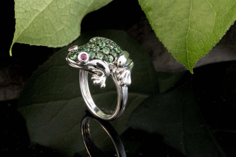 Tier Motiv Ring Frosch in 750er Weißgold mit Tsavorite und Rubin 