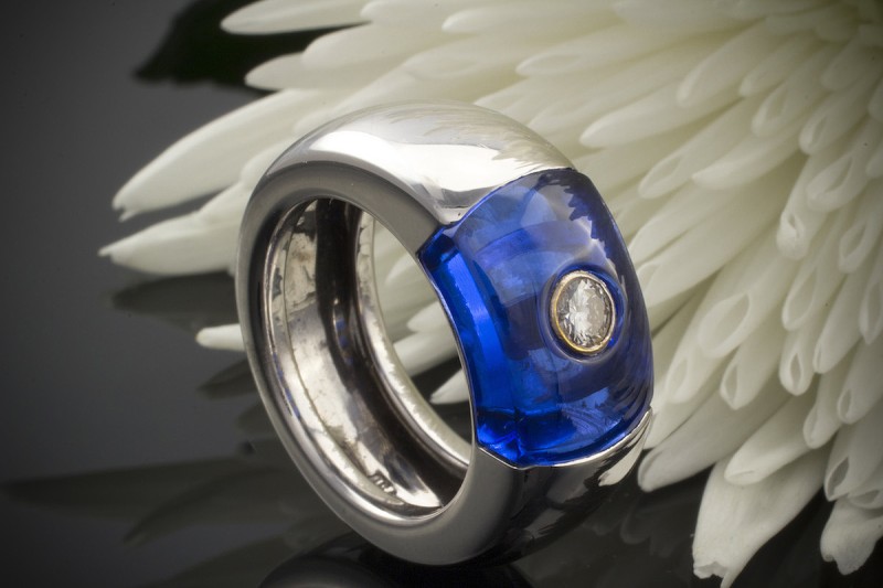 Cadeaux Designer Ring blau mit Solitär Diamant in 750er Weißgold 