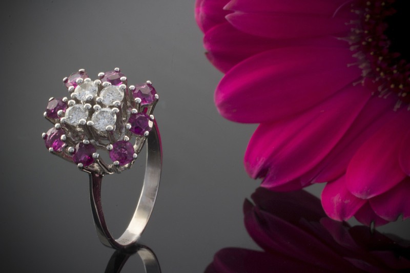 Wunderschöner Weißgold Ring mit Brillanten und Rubin in 585er Gold 