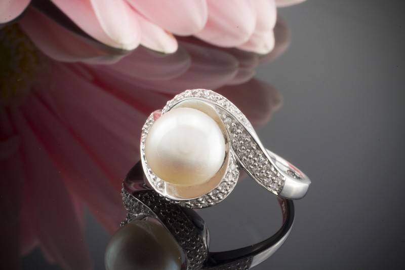 Perlenring 585er Weißgold Ring mit Zuchtperle und funkelnden Diamanten 